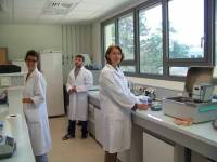 Stéphanie Chamoy, Romain Bot et Claire Dufour dans le labo "extraction"